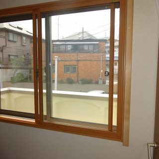 窓サッシを活用しパネルを設置しました