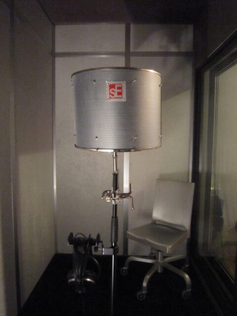 放送局やナレーション室に簡易吸音ブースを設置できます