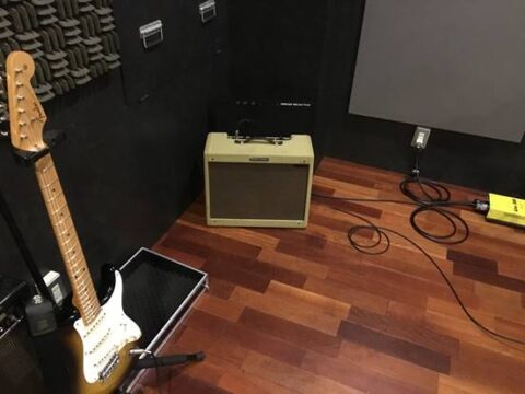 スタジオ内にて吸音パネルと吸音材の比較