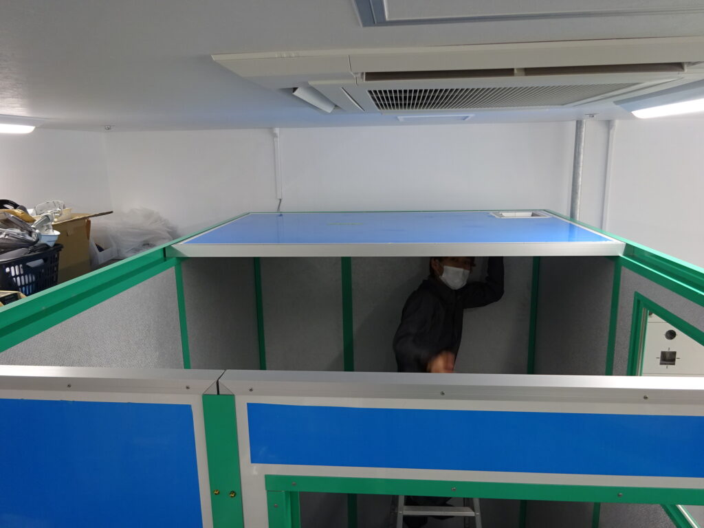 4隅を設置したら天井のパネルを取り付けます