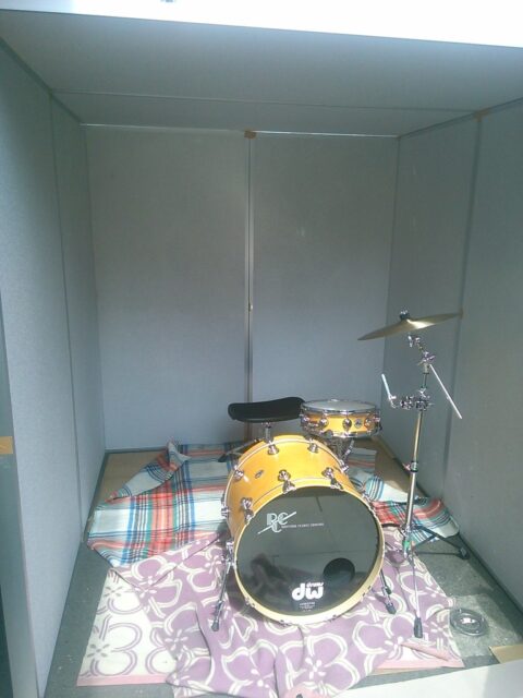 Acoustical measurement of drum using sound absorbing panel